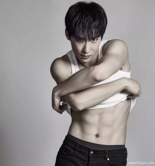 帅哥∣清爽利落比春风还和煦的小哥哥，也能荷尔蒙爆发秀出小腹肌！－－吴昊泽 - 51虹马