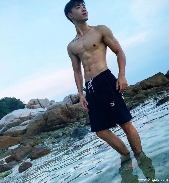 看点∣原味小鲜肉自带美颜效果，超高颜值六块腹肌，嫩的让你上瘾！ - 51虹马