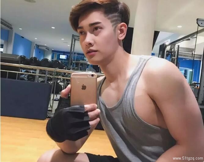 看点∣自带美颜效果的白嫩帅气小鲜肉，除了颜值还有可口的身材！ - 51虹马