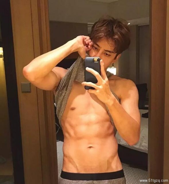 看点∣赵薇黄晓明都忍不住夸他帅！八块腹肌狗粮小鲜肉，暖男属性秒杀全场！ - 51虹马