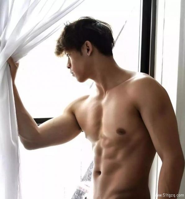 肌肉男都是作弊器，95后小鲜肉胸腹肌健壮又完美，这样的男人才是人生赢家！ - 51虹马