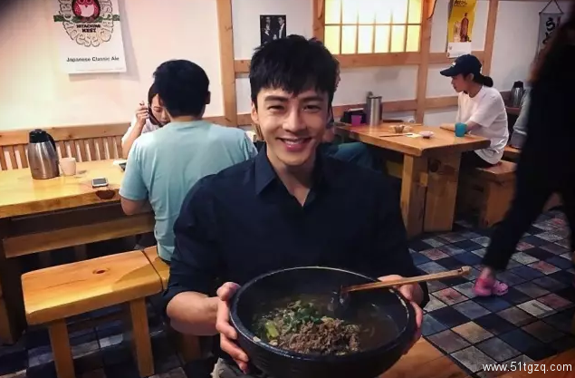 正装Play的大长腿帅气直男，脱掉衣服后腹肌人鱼线，让网友疯狂打Call！ - 51虹马