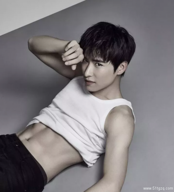 帅哥∣清爽利落比春风还和煦的小哥哥，也能荷尔蒙爆发秀出小腹肌！－－吴昊泽 - 51虹马