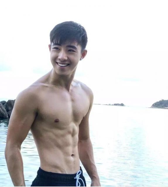 看点∣原味小鲜肉自带美颜效果，超高颜值六块腹肌，嫩的让你上瘾！ - 51虹马