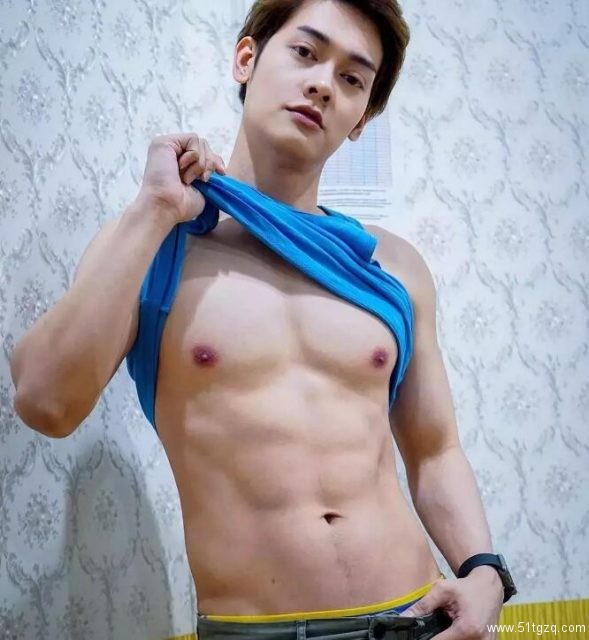 看点∣自带美颜效果的白嫩帅气小鲜肉，除了颜值还有可口的身材！ - 51虹马