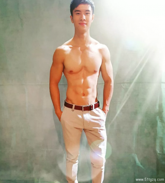 是男模也是飞行员！脱下衣服接受冰水挑战，身材不要太撩人！ - 51虹马