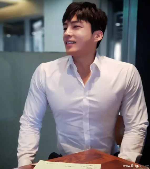 正装Play的大长腿帅气直男，脱掉衣服后腹肌人鱼线，让网友疯狂打Call！ - 51虹马