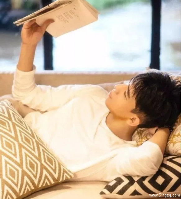 吃可爱多长大的白衣少年，干净而美好的初恋感！－－王安宇 - 51虹马