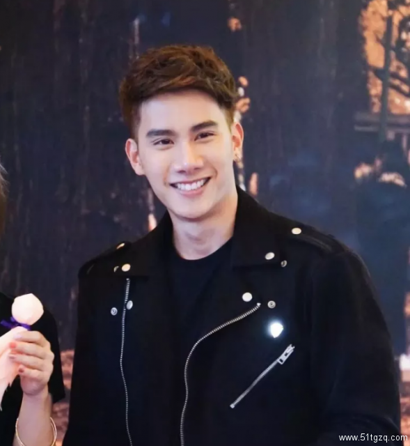 肌肉男神花式飙车！不仅有肌肉身材，还是个爱笑的阳光大男孩！ - 51虹马