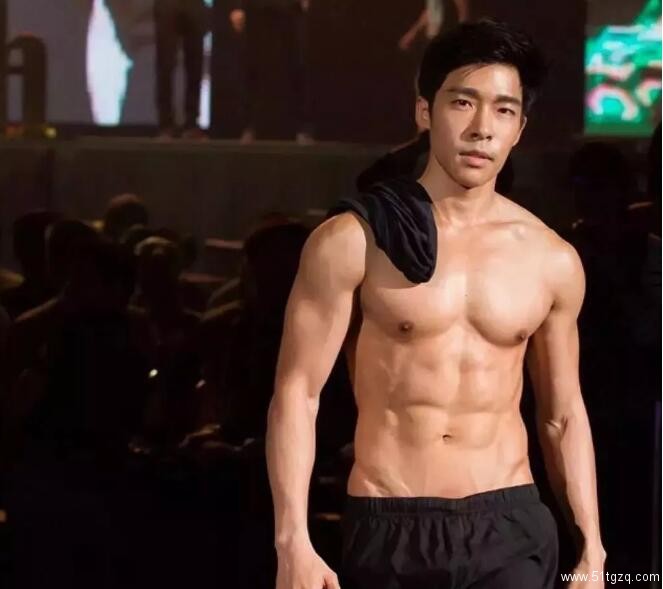 帅“爸爸”运动小短裤下果然藏着巨物 - 51虹马