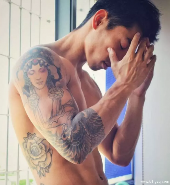 19岁直男，被扔到床上，一个人偷偷跑到厕所哭 - 51虹马