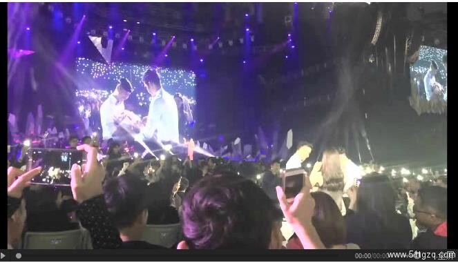一对帅哥情侣求婚，居然在蔡健雅演唱会现场 - 51虹马