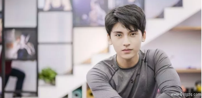 小鲜肉健身男神，人鱼线倒三角，这里有个超级好看的运动小哥等你查收! - 51虹马