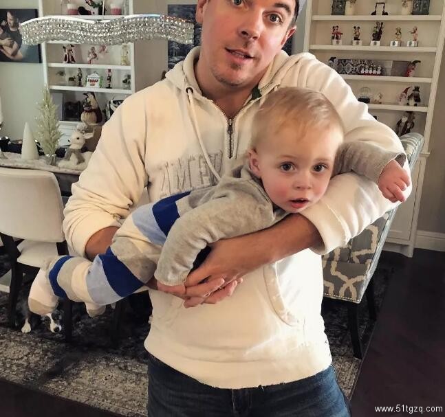 美帝夫夫超幸运 通过代孕即将迎来三胞胎 四个孩子养的过来吗!!! - 51虹马