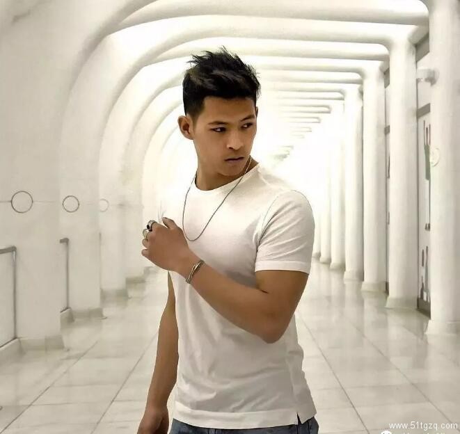 肌肉男都是作弊器，95后小鲜肉胸腹肌健壮又完美，这样的男人才是人生赢家！ - 51虹马