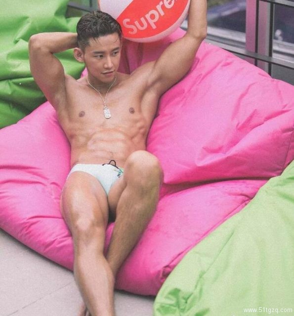 泳裤都快撑爆了，这位韩国肌肉帅哥实力不俗！ - 51虹马