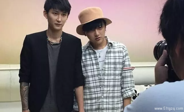 公开结婚的第一对同性恋明星，当众拥吻 你觉得了！ - 51虹马