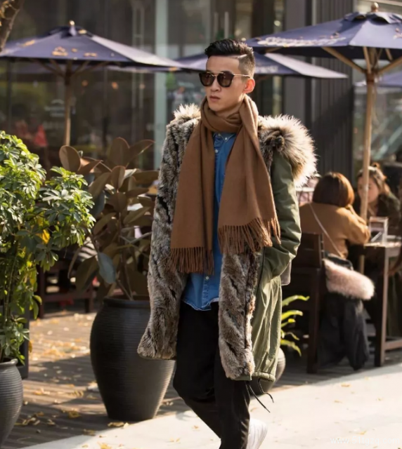 街拍成都男生，去的时候是直的，回来的时候有点弯 - 51虹马