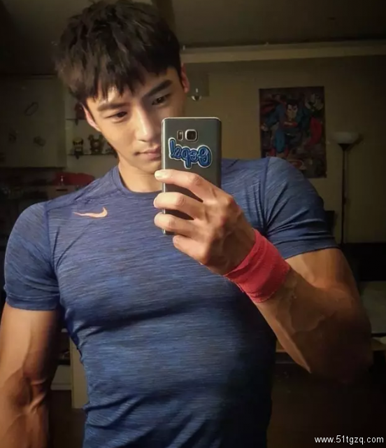 正装Play的大长腿帅气直男，脱掉衣服后腹肌人鱼线，让网友疯狂打Call！ - 51虹马