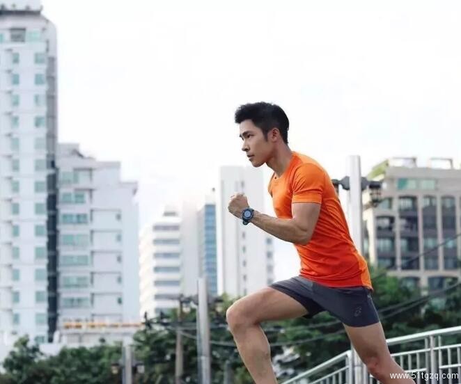 帅“爸爸”运动小短裤下果然藏着巨物 - 51虹马