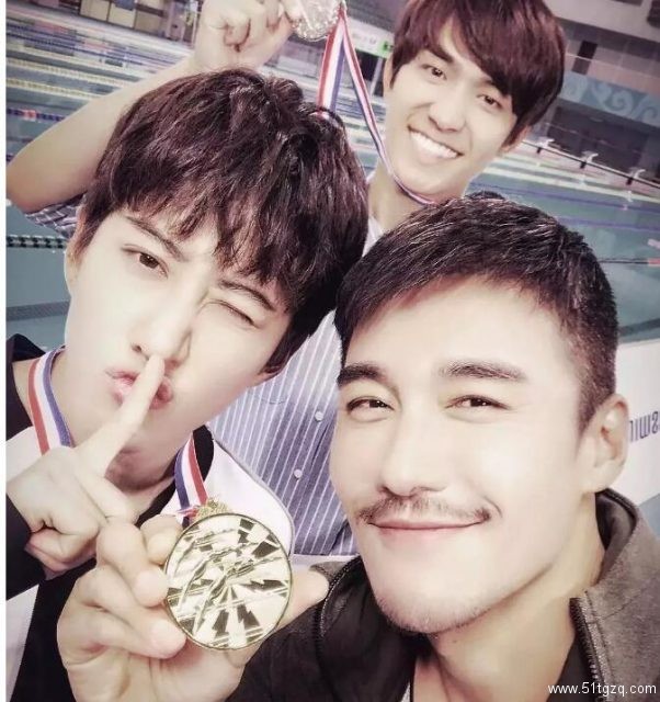 看点∣赵薇黄晓明都忍不住夸他帅！八块腹肌狗粮小鲜肉，暖男属性秒杀全场！ - 51虹马