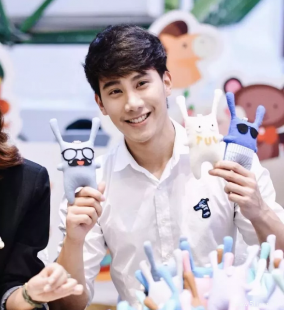 肌肉男神花式飙车！不仅有肌肉身材，还是个爱笑的阳光大男孩！ - 51虹马