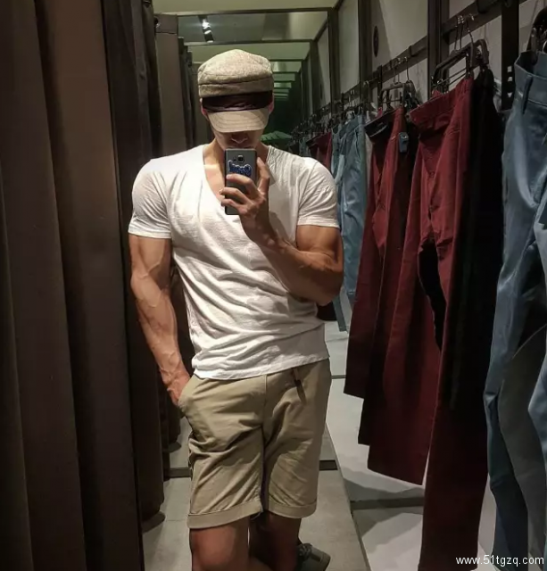 正装Play的大长腿帅气直男，脱掉衣服后腹肌人鱼线，让网友疯狂打Call！ - 51虹马