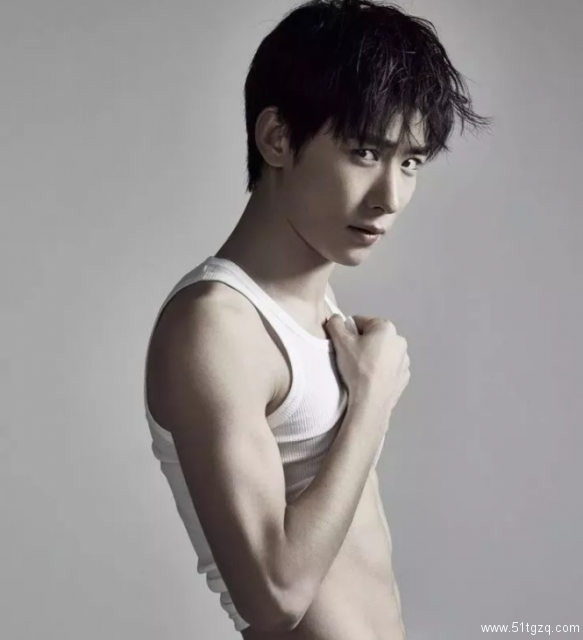 帅哥∣清爽利落比春风还和煦的小哥哥，也能荷尔蒙爆发秀出小腹肌！－－吴昊泽 - 51虹马