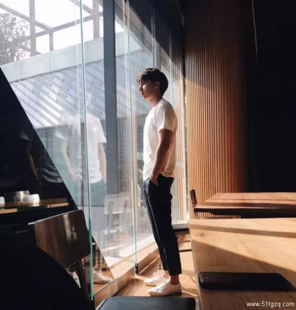 肌肉男神花式飙车！不仅有肌肉身材，还是个爱笑的阳光大男孩！ - 51虹马