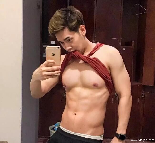 看点∣自带美颜效果的白嫩帅气小鲜肉，除了颜值还有可口的身材！ - 51虹马