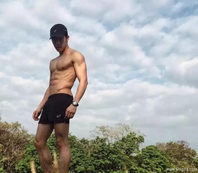 帅“爸爸”运动小短裤下果然藏着巨物 - 51虹马