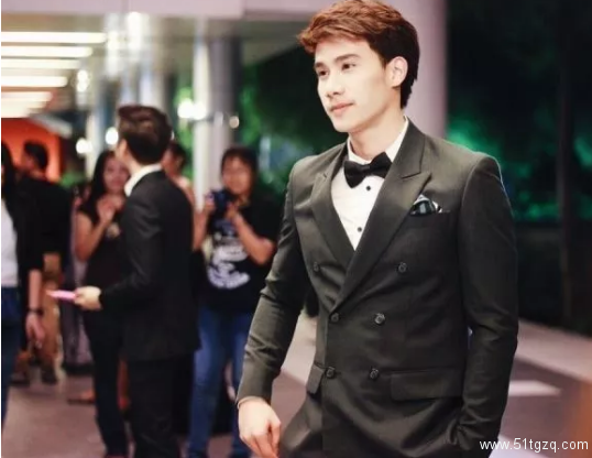 肌肉男神花式飙车！不仅有肌肉身材，还是个爱笑的阳光大男孩！ - 51虹马