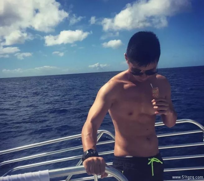 极品运动系肌肉男神，在社交软件里用完美身材疯狂撩粉！ - 51虹马