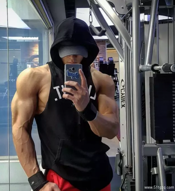 正装Play的大长腿帅气直男，脱掉衣服后腹肌人鱼线，让网友疯狂打Call！ - 51虹马