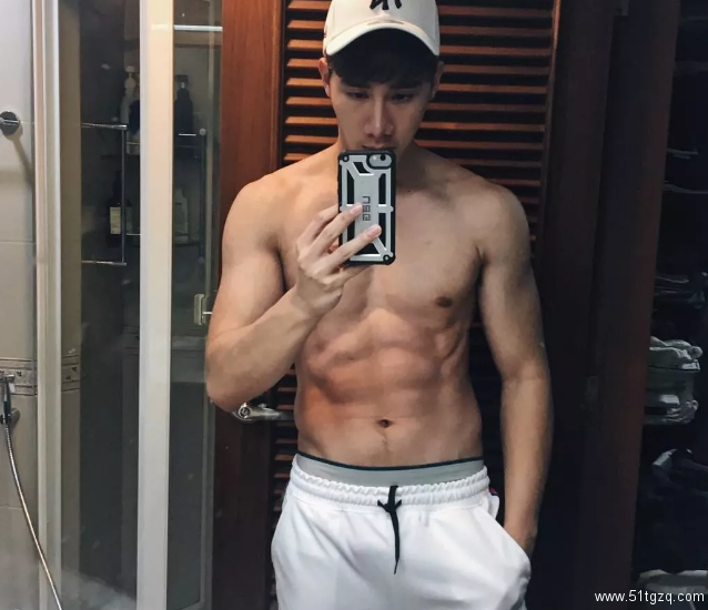 肌肉男神花式飙车！不仅有肌肉身材，还是个爱笑的阳光大男孩！ - 51虹马