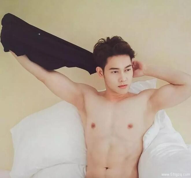 看点∣自带美颜效果的白嫩帅气小鲜肉，除了颜值还有可口的身材！ - 51虹马