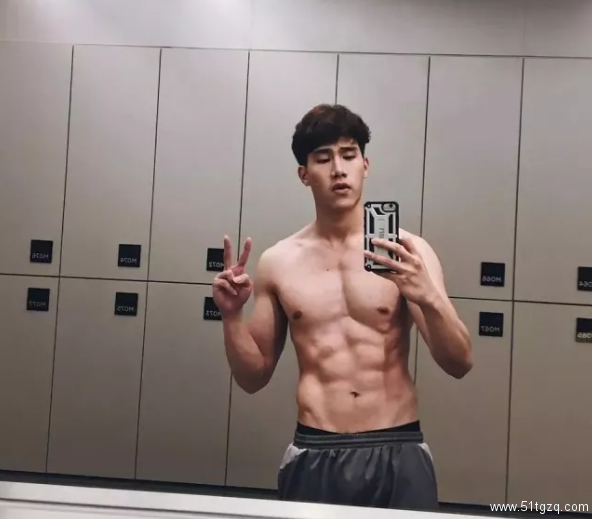 肌肉男神花式飙车！不仅有肌肉身材，还是个爱笑的阳光大男孩！ - 51虹马