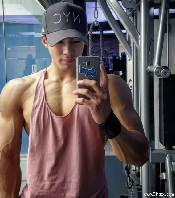 正装Play的大长腿帅气直男，脱掉衣服后腹肌人鱼线，让网友疯狂打Call！ - 51虹马