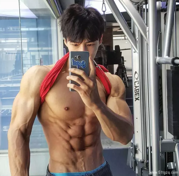 正装Play的大长腿帅气直男，脱掉衣服后腹肌人鱼线，让网友疯狂打Call！ - 51虹马