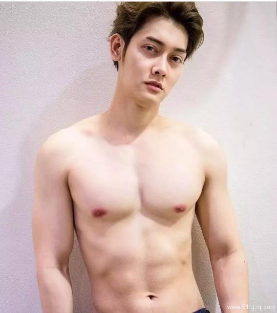 看点∣自带美颜效果的白嫩帅气小鲜肉，除了颜值还有可口的身材！ - 51虹马