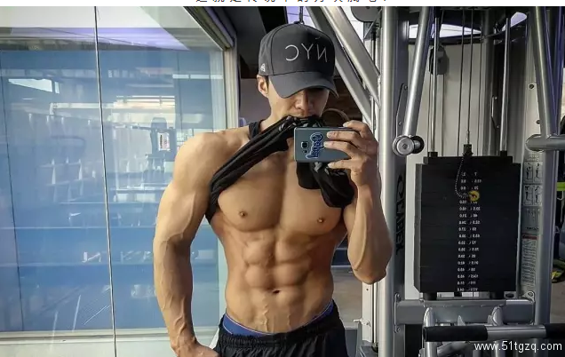 正装Play的大长腿帅气直男，脱掉衣服后腹肌人鱼线，让网友疯狂打Call！ - 51虹马