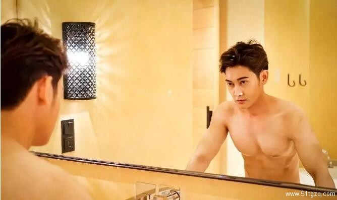 看点∣自带美颜效果的白嫩帅气小鲜肉，除了颜值还有可口的身材！ - 51虹马