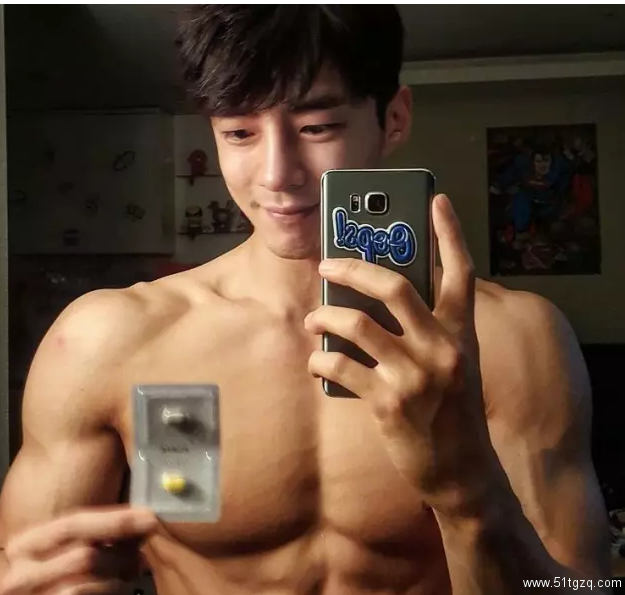 正装Play的大长腿帅气直男，脱掉衣服后腹肌人鱼线，让网友疯狂打Call！ - 51虹马