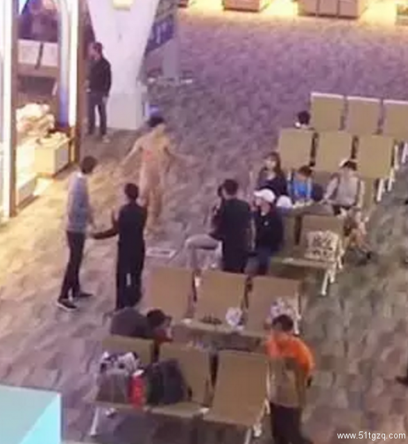 人鱼线肌肉男吃太多伟哥失去理智裸闹泰国机场 - 51虹马