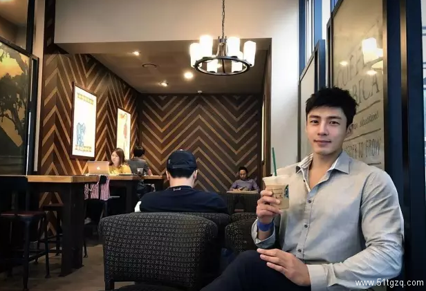 正装Play的大长腿帅气直男，脱掉衣服后腹肌人鱼线，让网友疯狂打Call！ - 51虹马