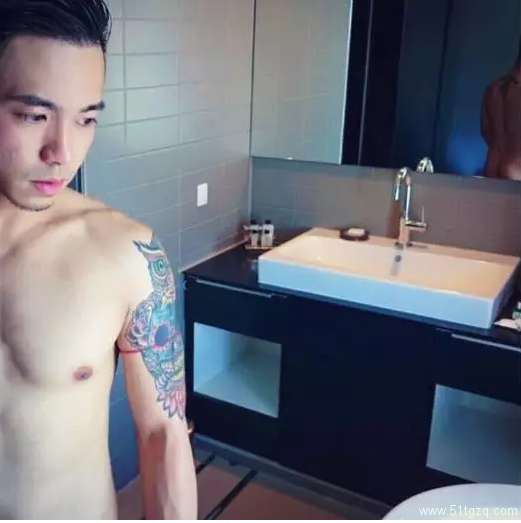 神似名媛一姐的鲜肉boy，竟然撩了这么多好肉老公 - 51虹马