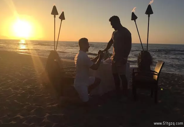 男优向男优求婚成功，天菜情侣送上满满的蜜汁幸福！ - 51虹马