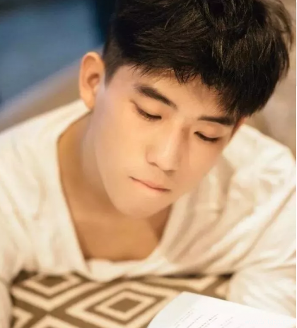 吃可爱多长大的白衣少年，干净而美好的初恋感！－－王安宇 - 51虹马