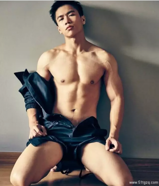 大胸翘臀男模照，实在太火辣了！ - 51虹马