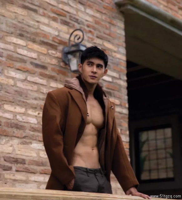 靠六块腹肌毁掉童年的肌肉版哆啦A梦，又拍写真啦！ - 51虹马